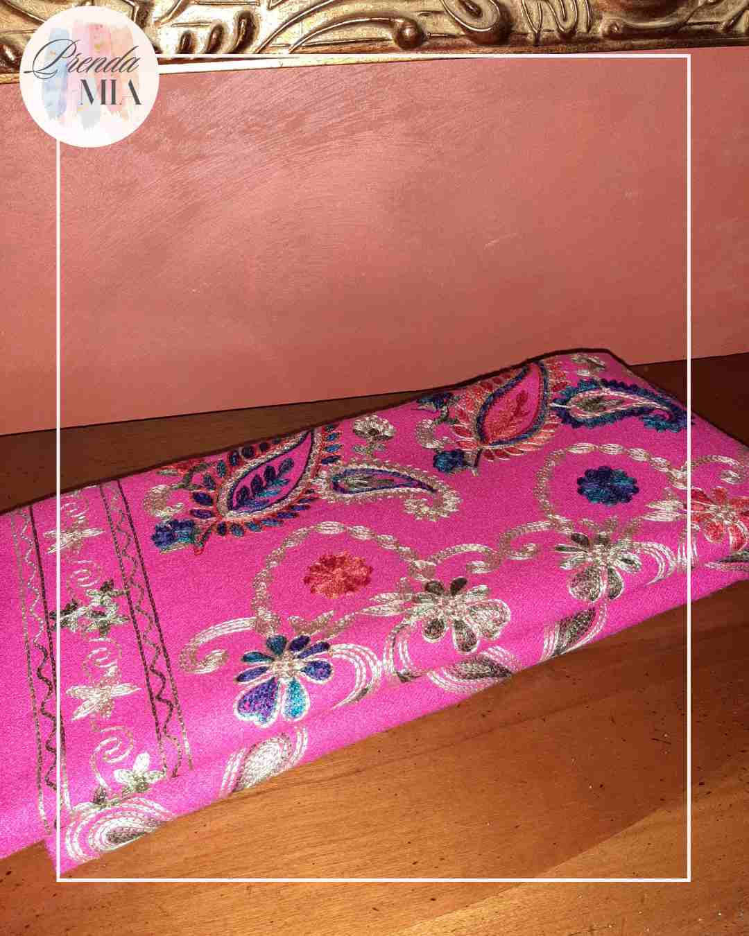 Châle brodé fuchsia