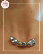 Parure Collier + Boucles d’Oreilles – Finition Argentée Vague