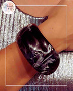 Bracelet Manchette en Résine Marbrée Noir