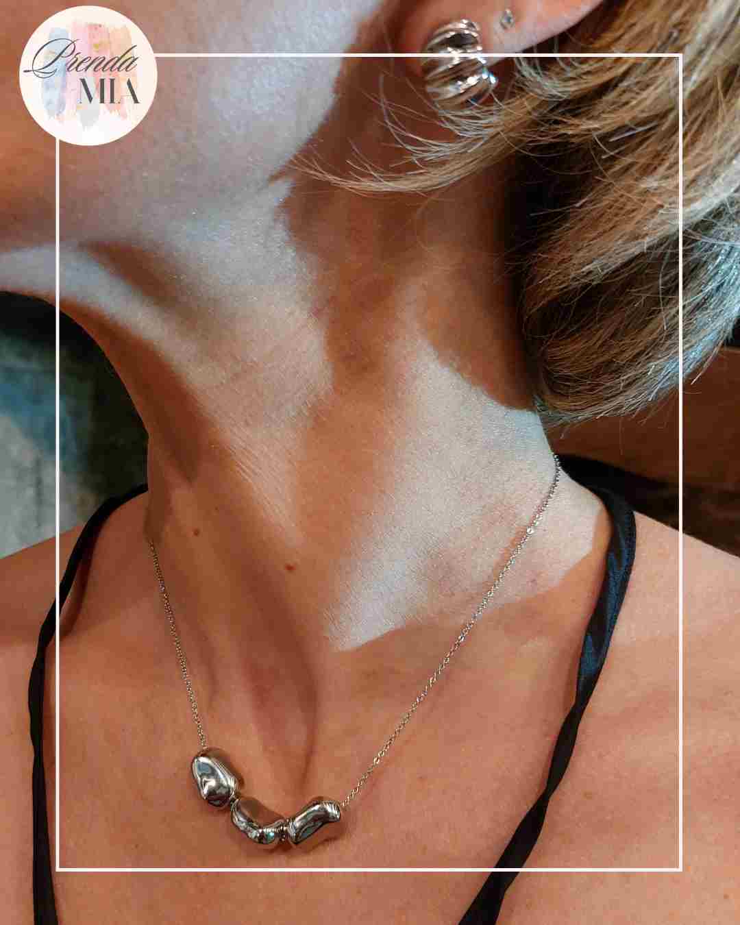 Parure Collier + Boucles d’Oreilles – Finition Argentée Vague