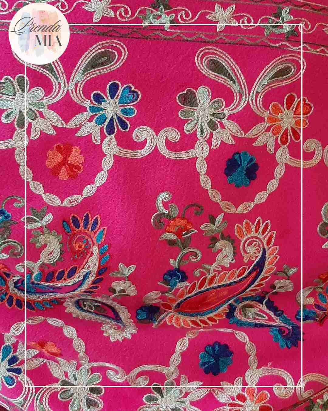 Châle brodé fuchsia